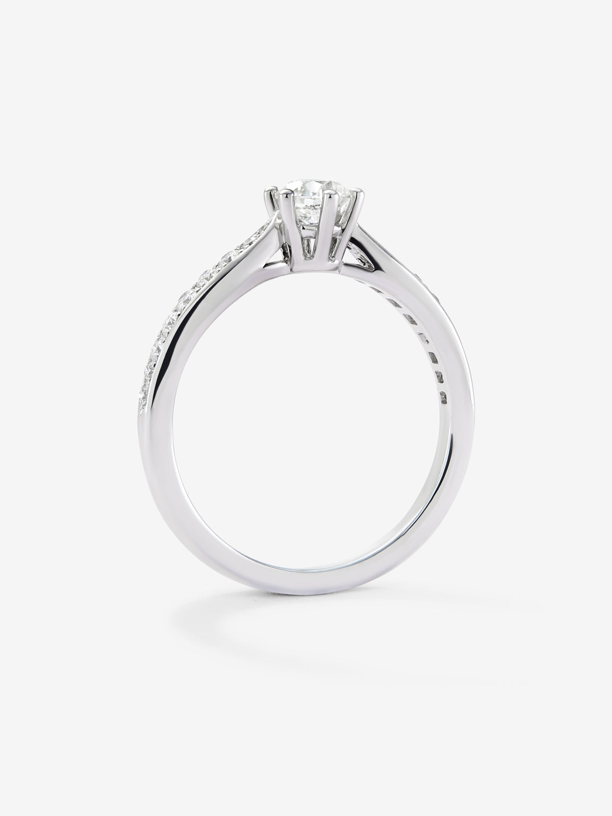 Anillo solitario 3006 de oro blanco de 18K con diamante central en talla brillante de 0,40 cts y diamantes en talla brillante con un total de 0,18 cts