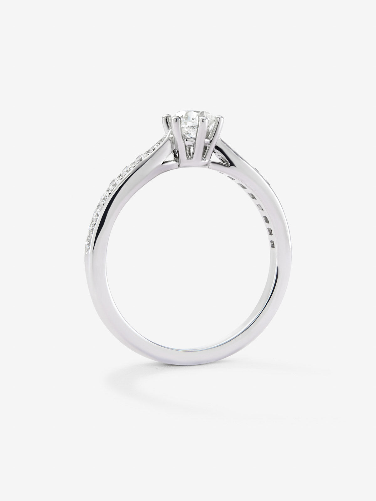 Anillo solitario 3006 de oro blanco de 18K con diamante central en talla brillante de 0,40 cts y diamantes en talla brillante con un total de 0,19 cts