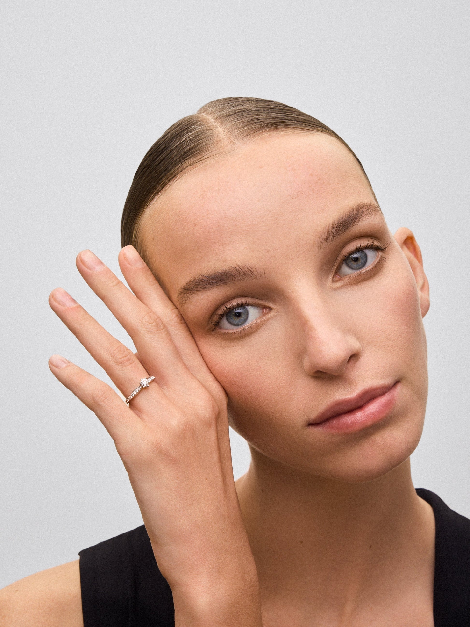 Anillo solitario de oro blanco de 18K con diamante central en talla brillante de 0,40 cts y diamantes en talla brillante con un total de 0,19 cts