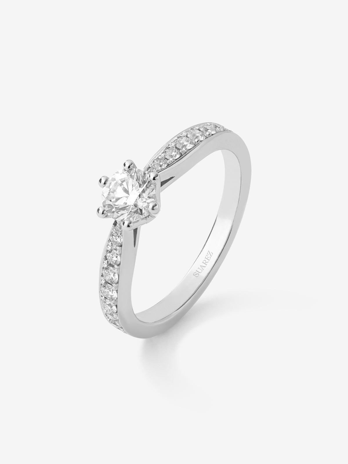 Anillo solitario de oro blanco de 18K con diamante central en talla brillante de 0,50 cts y diamantes en talla brillante con un total de 0,23 cts