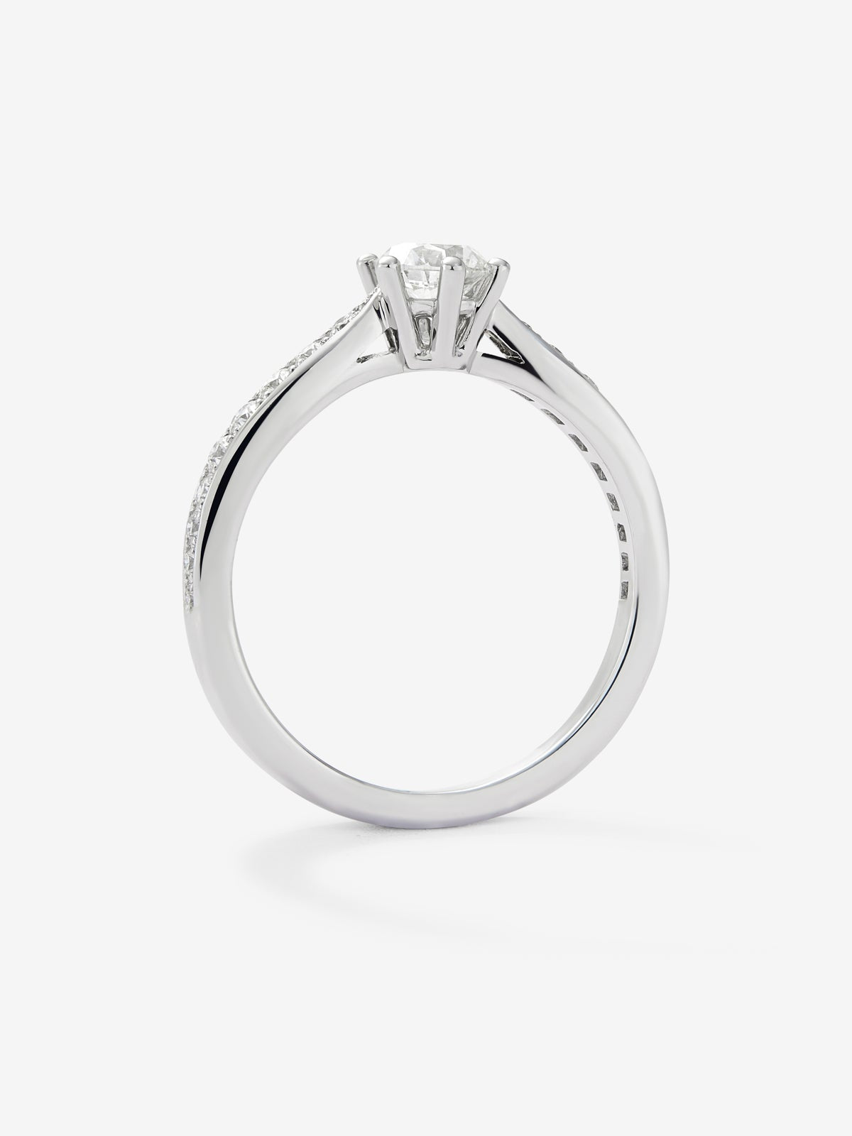 Anillo solitario de oro blanco de 18K con diamante central en talla brillante de 0,50 cts y diamantes en talla brillante con un total de 0,23 cts