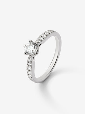 Anillo solitario 3006 de oro blanco de 18K con diamante central en talla brillante de 0,50 cts y diamantes en talla brillante con un total de 0,23 cts