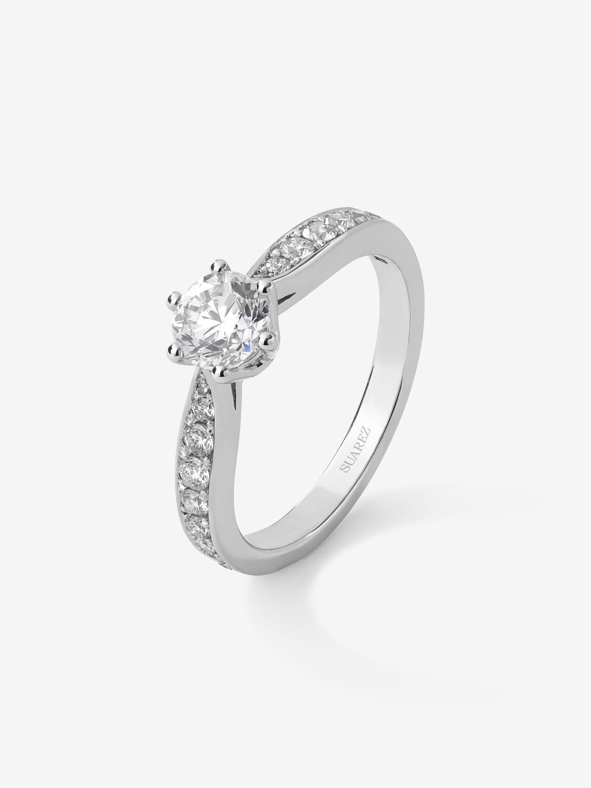 Anillo solitario 3006 de oro blanco de 18K con diamante central en talla brillante de 0,70 cts y diamantes en talla brillante con un total de 0,30 cts