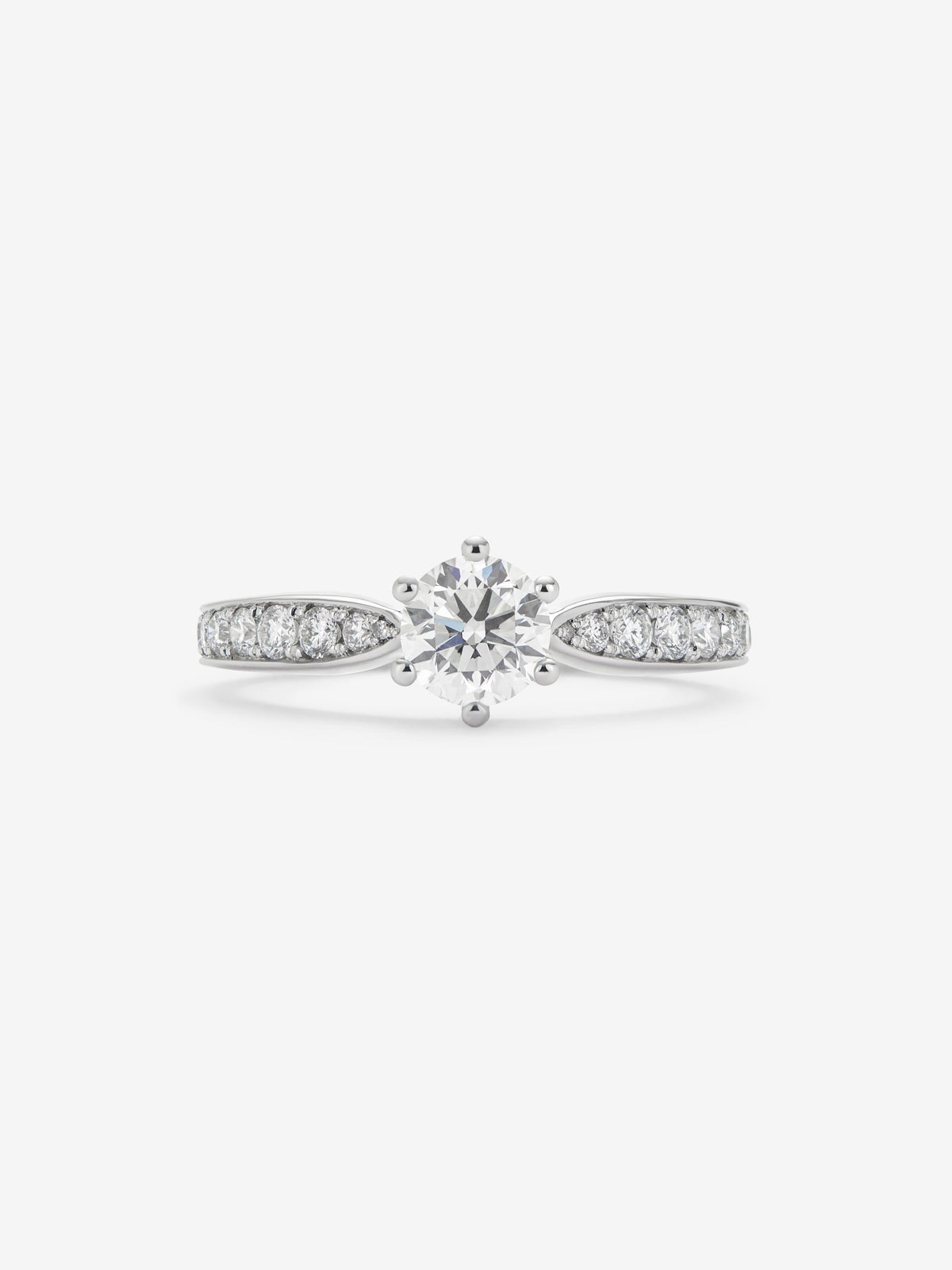 Anillo solitario de oro blanco de 18K con diamante central en talla brillante de 0,70 cts y diamantes en talla brillante con un total de 0,31 cts