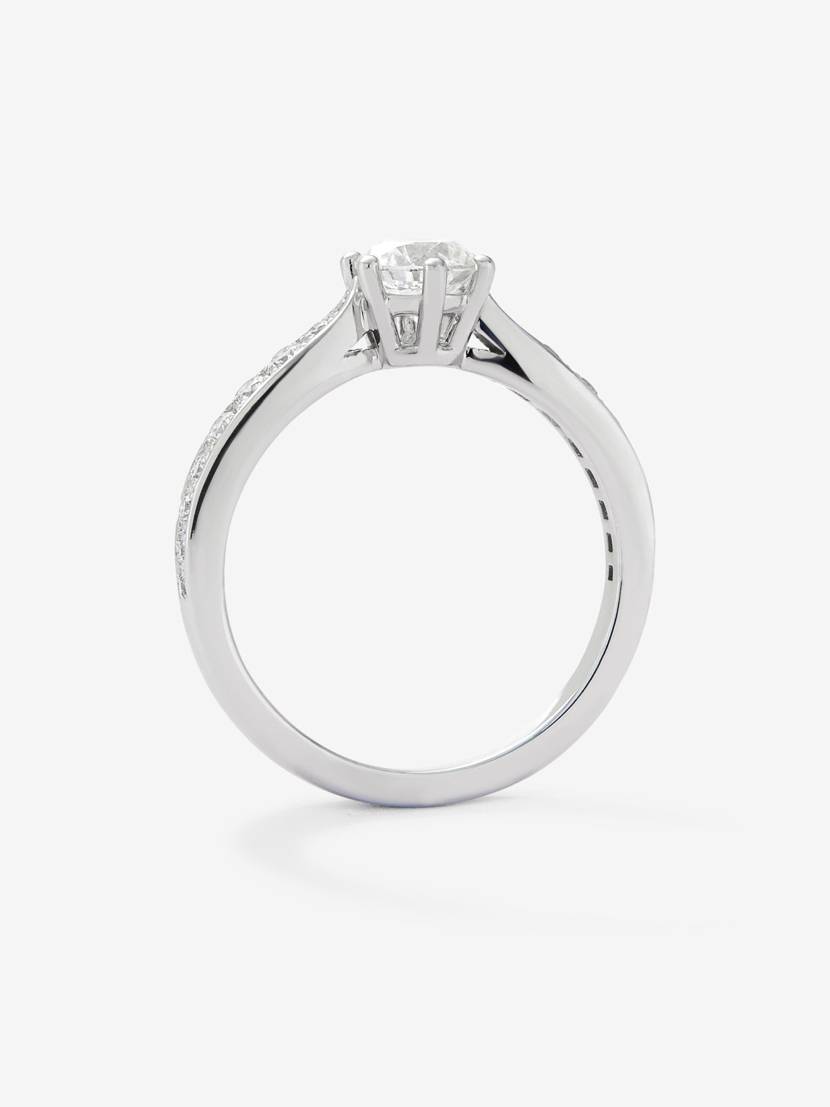 Anillo solitario de oro blanco de 18K con diamante central en talla brillante de 0,70 cts y diamantes en talla brillante con un total de 0,31 cts