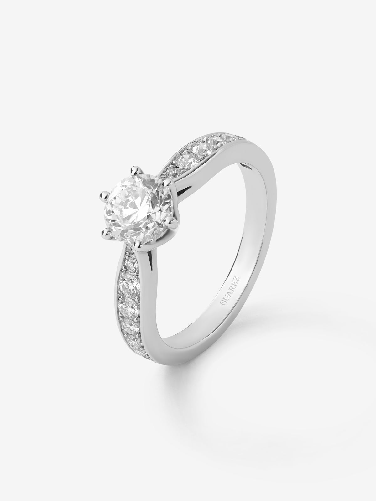 Anillo solitario de oro blanco de 18K con diamante central en talla brillante de 1 ct y diamantes en talla brillante con un total de 0,35 cts