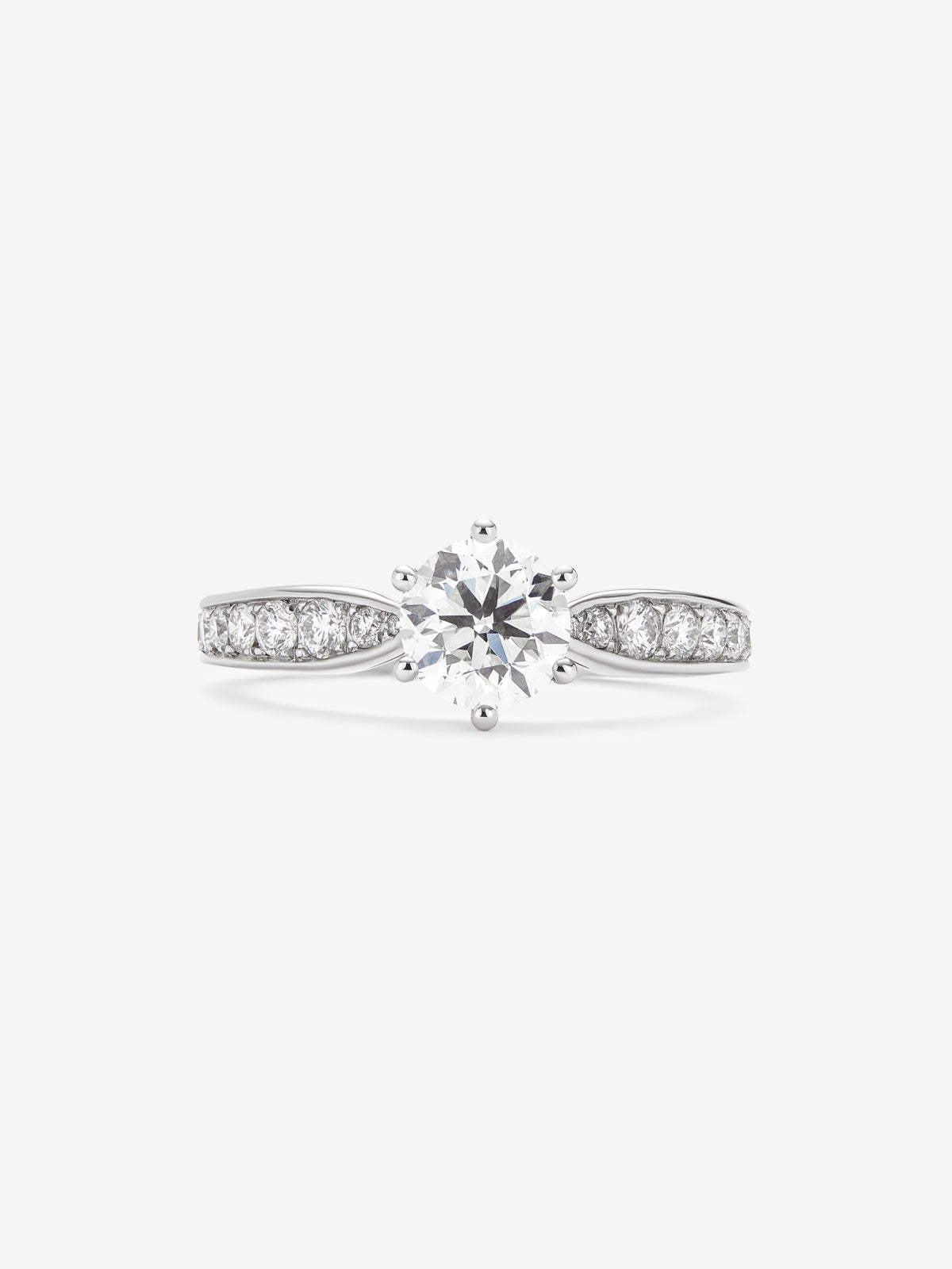 Anillo solitario de oro blanco de 18K con diamante central en talla brillante de 1 ct y diamantes en talla brillante con un total de 0,38 cts