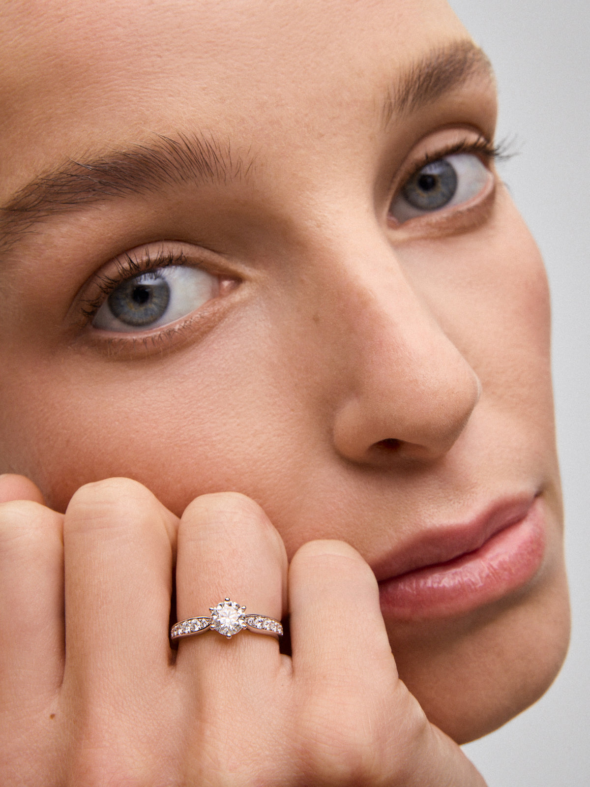 Anillo solitario 3006 de oro blanco de 18K con diamante central en talla brillante de 1 ct y diamantes en talla brillante 
