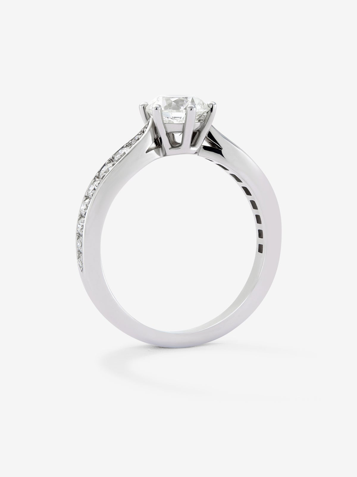 Anillo solitario de oro blanco de 18K con diamante central en talla brillante de 1 ct y diamantes en talla brillante con un total de 0,38 cts