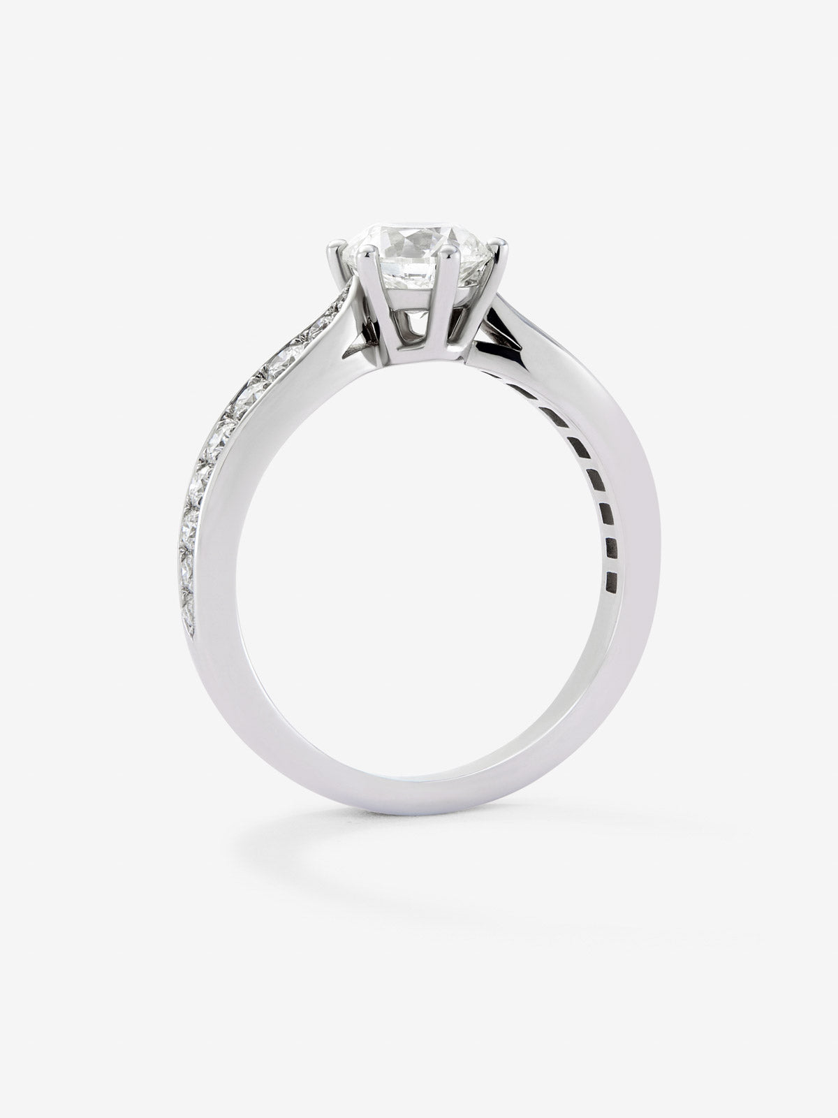 Anillo solitario 3006 de oro blanco de 18K con diamante central en talla brillante de 1 ct y diamantes en talla brillante con un total de 0,38 cts