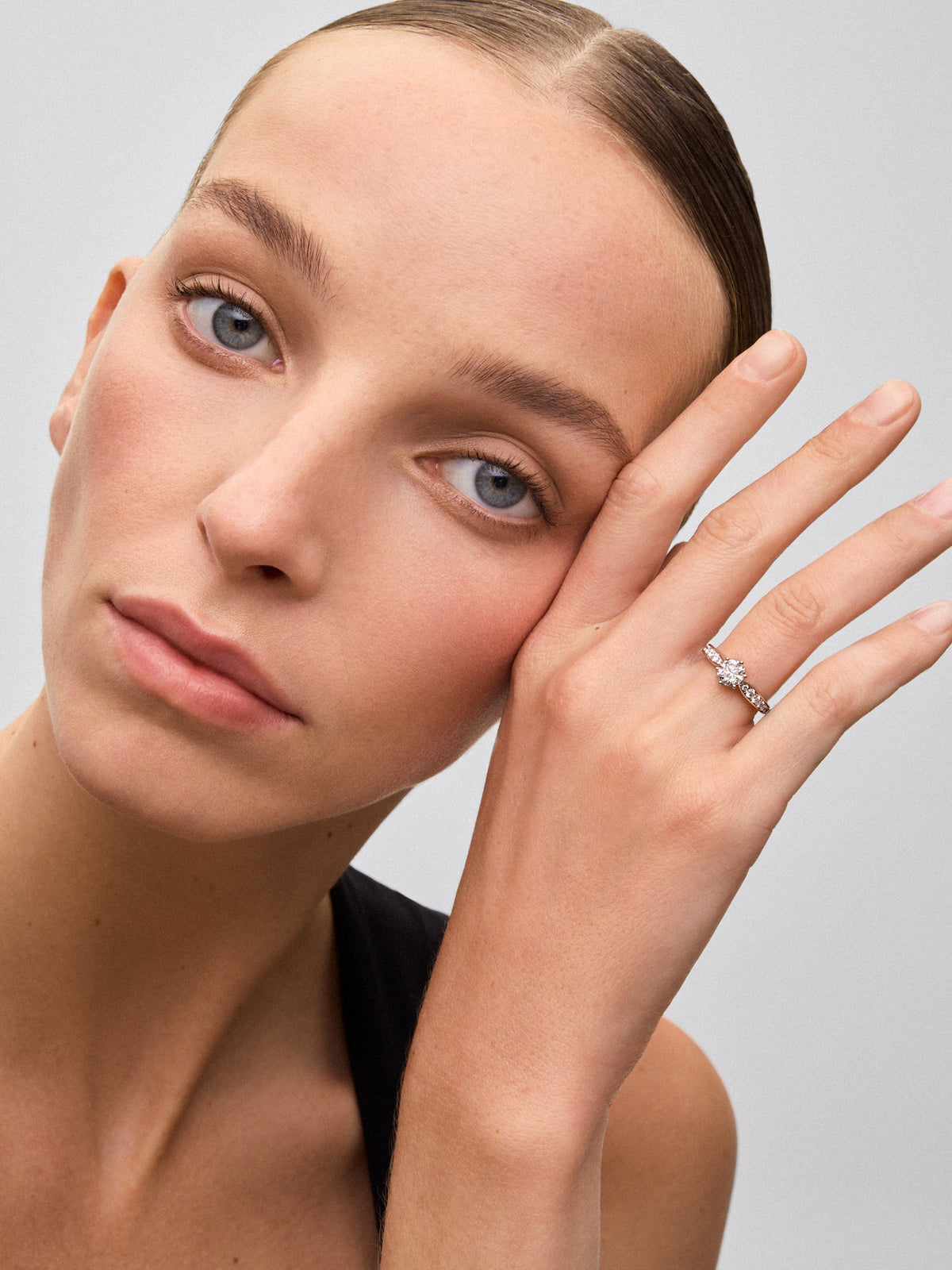 Anillo solitario de oro blanco de 18K con diamante central en talla brillante de 1 ct y diamantes en talla brillante con un total de 0,38 cts