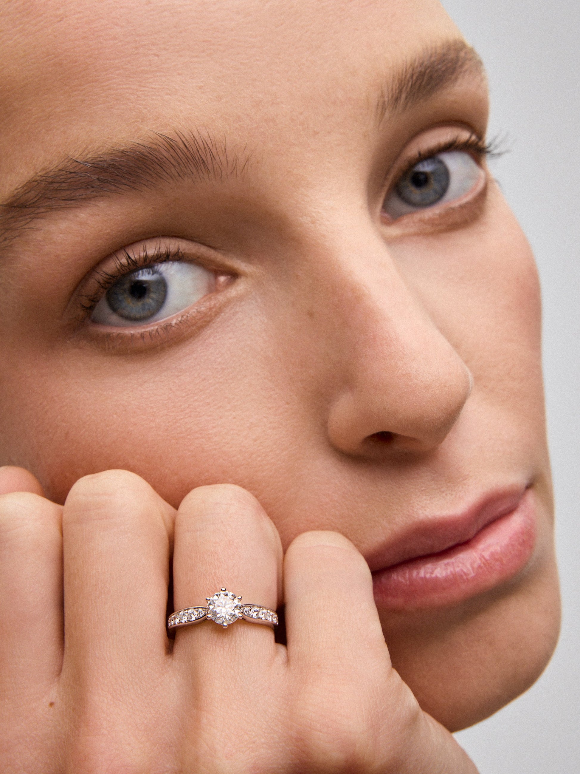 Anillo solitario de oro blanco de 18K con diamante central en talla brillante de 1 ct y diamantes en talla brillante con un total de 0,38 cts