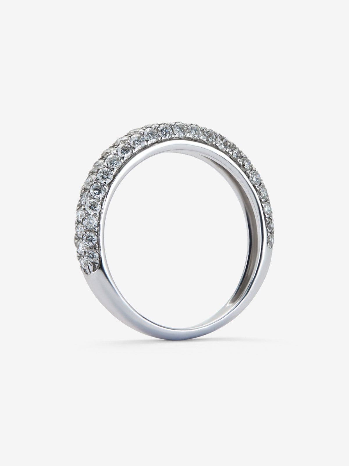 Anillo de oro blanco de 18K con diamantes marrones en talla brillante con un total de 0,84 cts