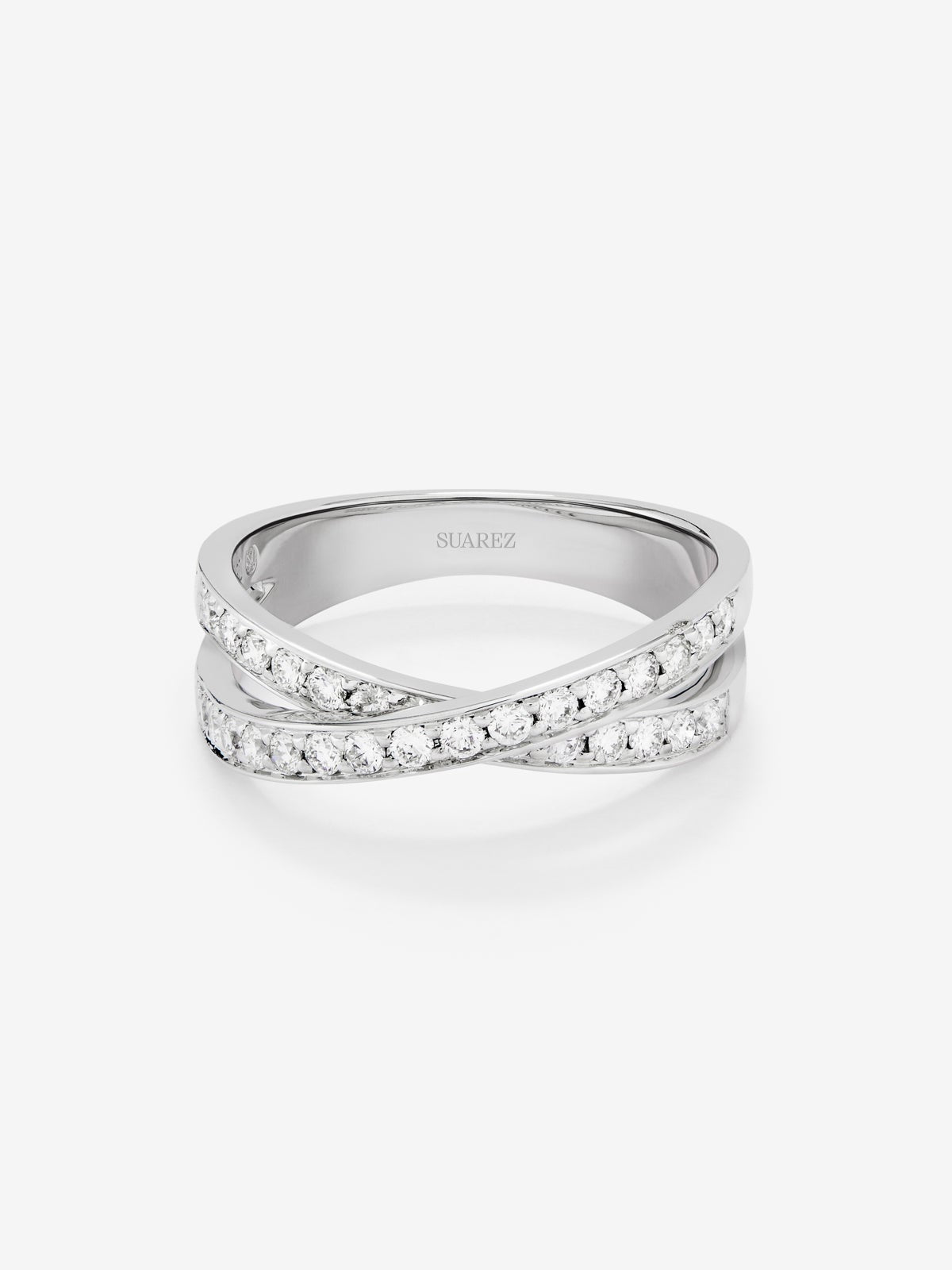 Anillo cruzado de oro blanco de 18K con 30 diamantes en talla brillante con un total de 0,48 cts