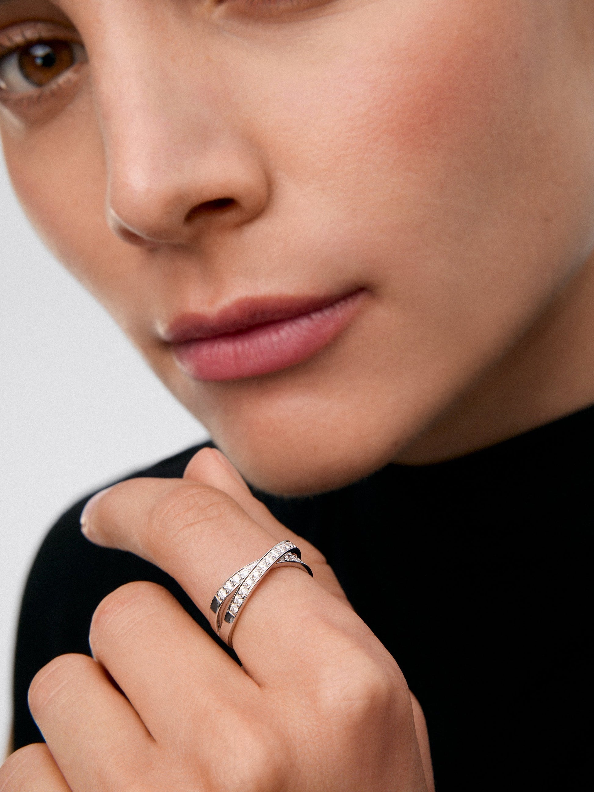 Anillo cruzado de oro blanco de 18K con 30 diamantes en talla brillante con un total de 0,48 cts