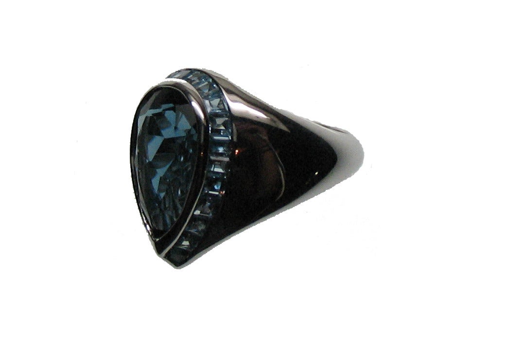Anillo de plata 925 con topacio azul central en talla octogonal y topacios azules