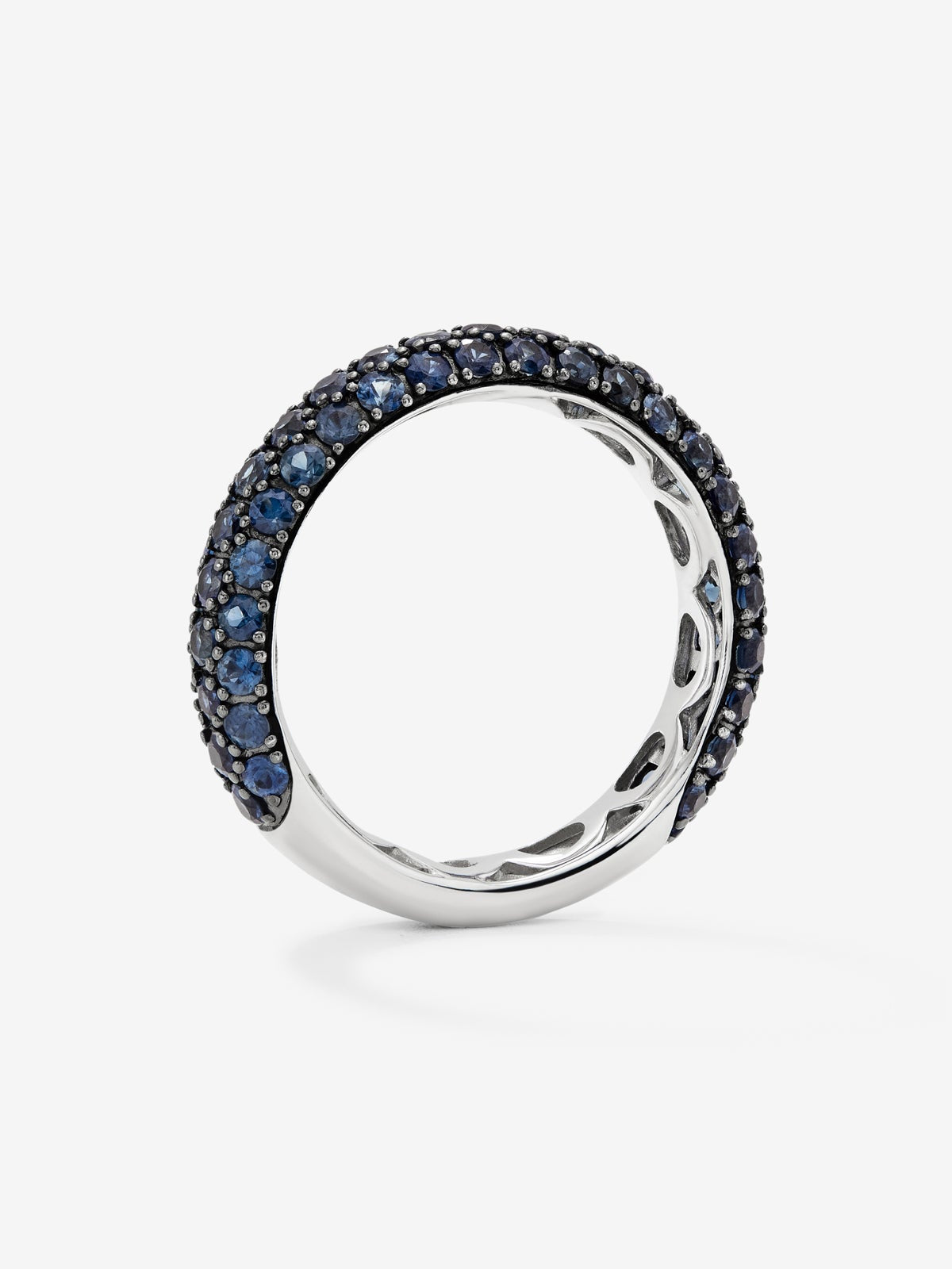 Anillo de plata 925 con 70 zafiros azules en talla brillante con un total de 1,85 cts