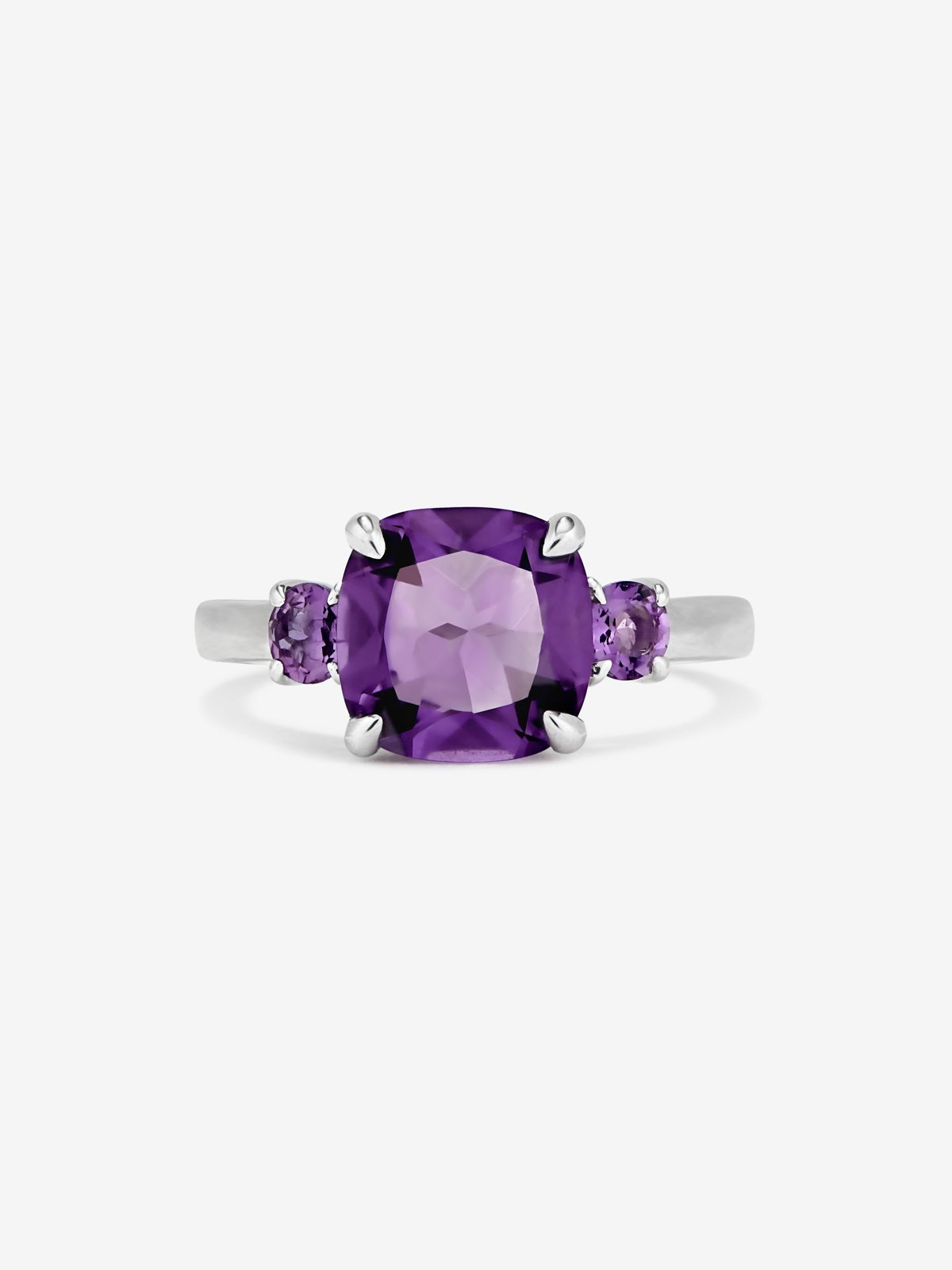 Anillo tresillo de plata 925 con una amatista morada en talla cushion y 2 amatistas moradas en talla brillante