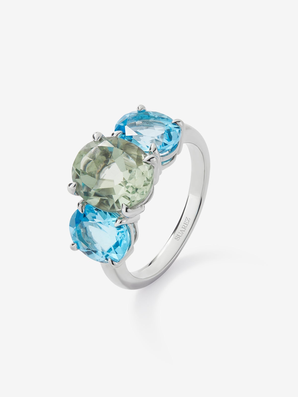 Anillo tresillo de plata 925 con amatista verde en talla oval de 2,6 cts y 2 topacios azul swiss con un total de 3,46 cts