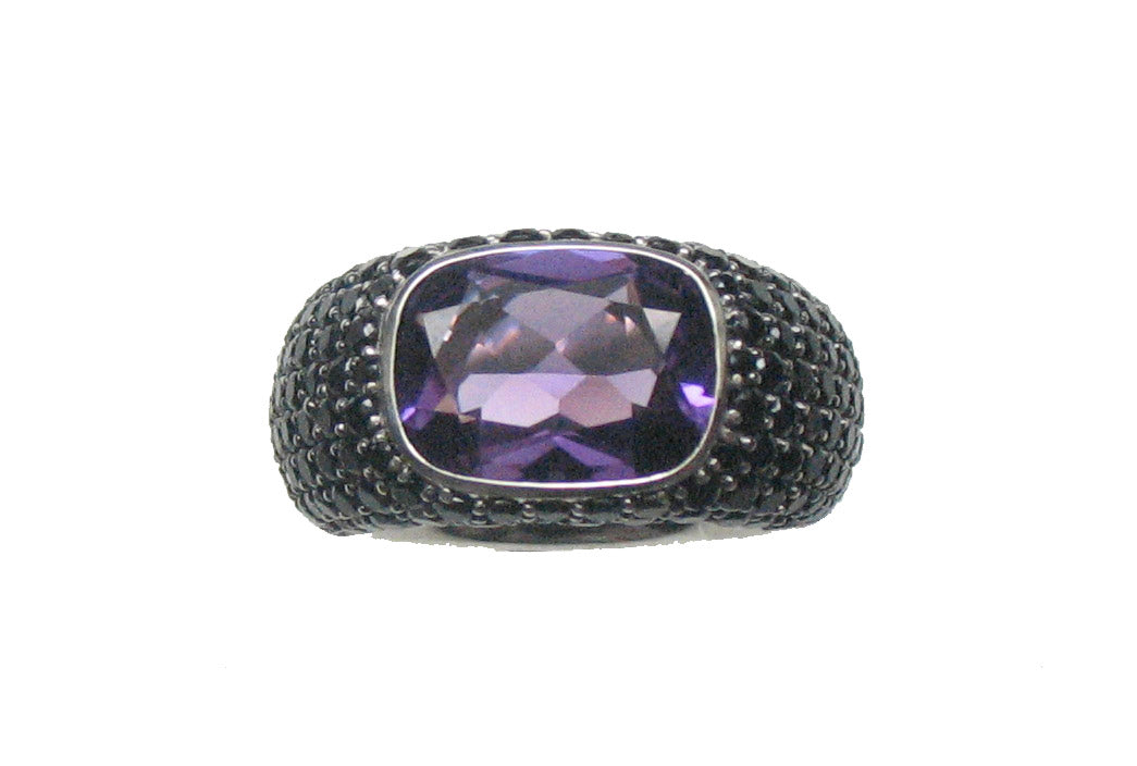 Anillo de plata 925 con amatista morada en talla oval y pavé de espinelas negras