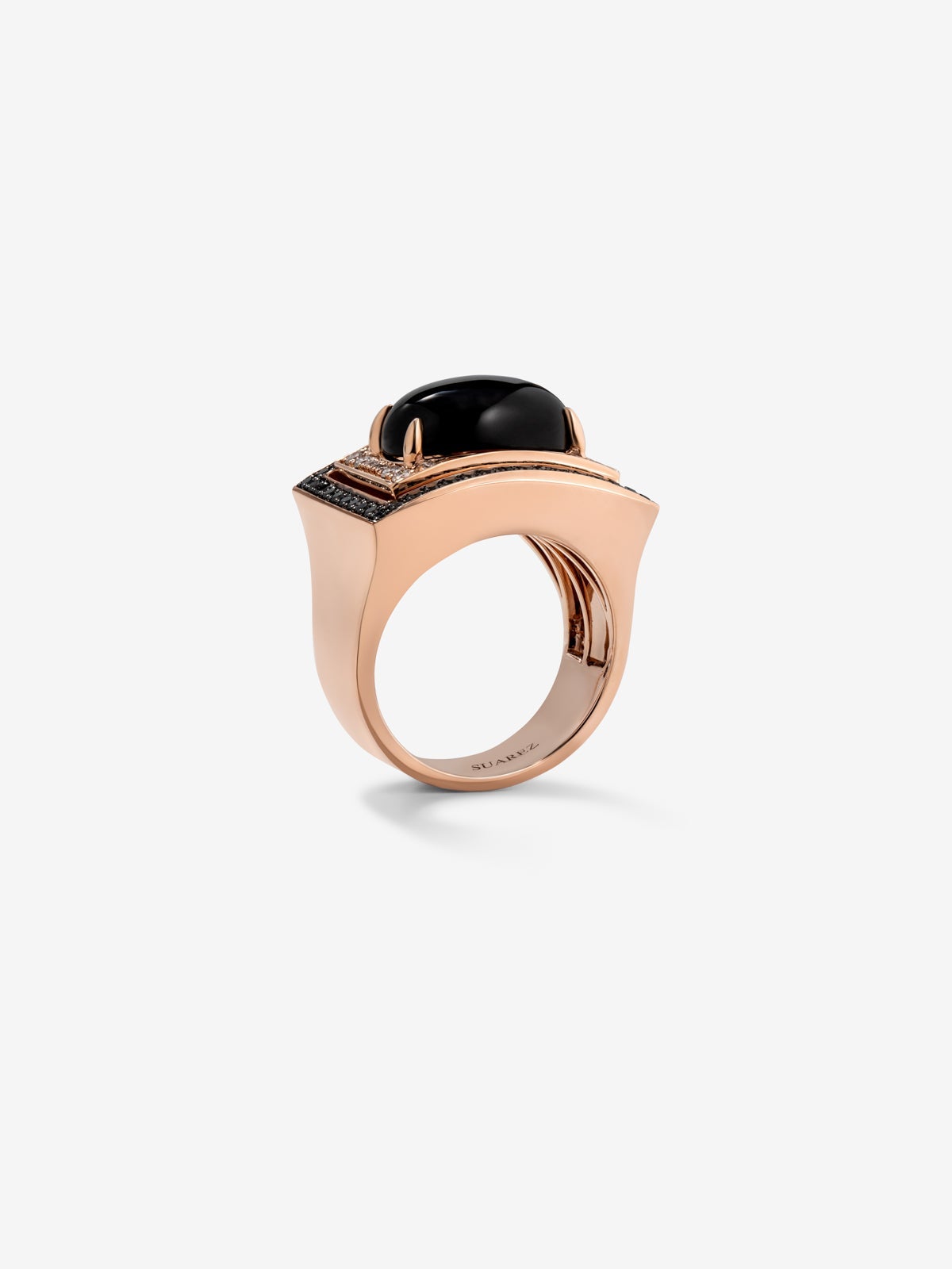 Anillo de oro rosa de 18K con ónix de 5,06 cts, 18 diamantes blancos en talla brillante con un total de 0,18 cts y 50 diamantes negros en talla brillante con un total de 0,42 cts