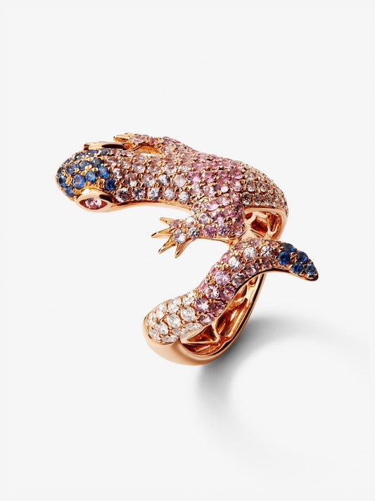 Anillo de oro rosa de 18K con  20 diamantes en talla brillante con un total de 3,3 cts y 160 zafiros multicolor con un total de 2,69 cts con forma de salamandra