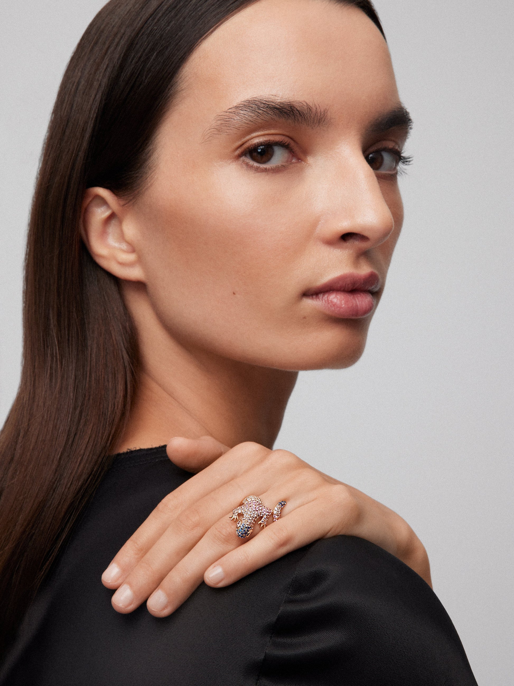 Anillo de oro rosa de 18K con  20 diamantes en talla brillante con un total de 3,3 cts y 160 zafiros multicolor con un total de 2,69 cts con forma de salamandra