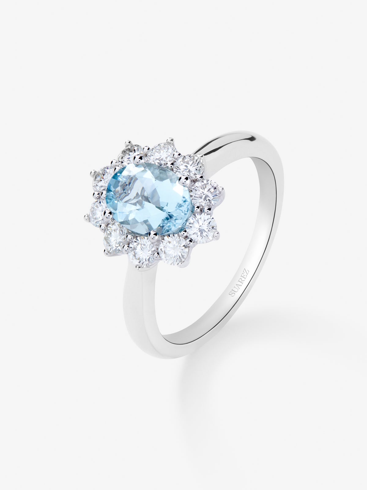 Anillo de oro blanco de 18K con aguamarina 1,1 cts y 16 diamantes en talla brillante con un total de 0,45 cts