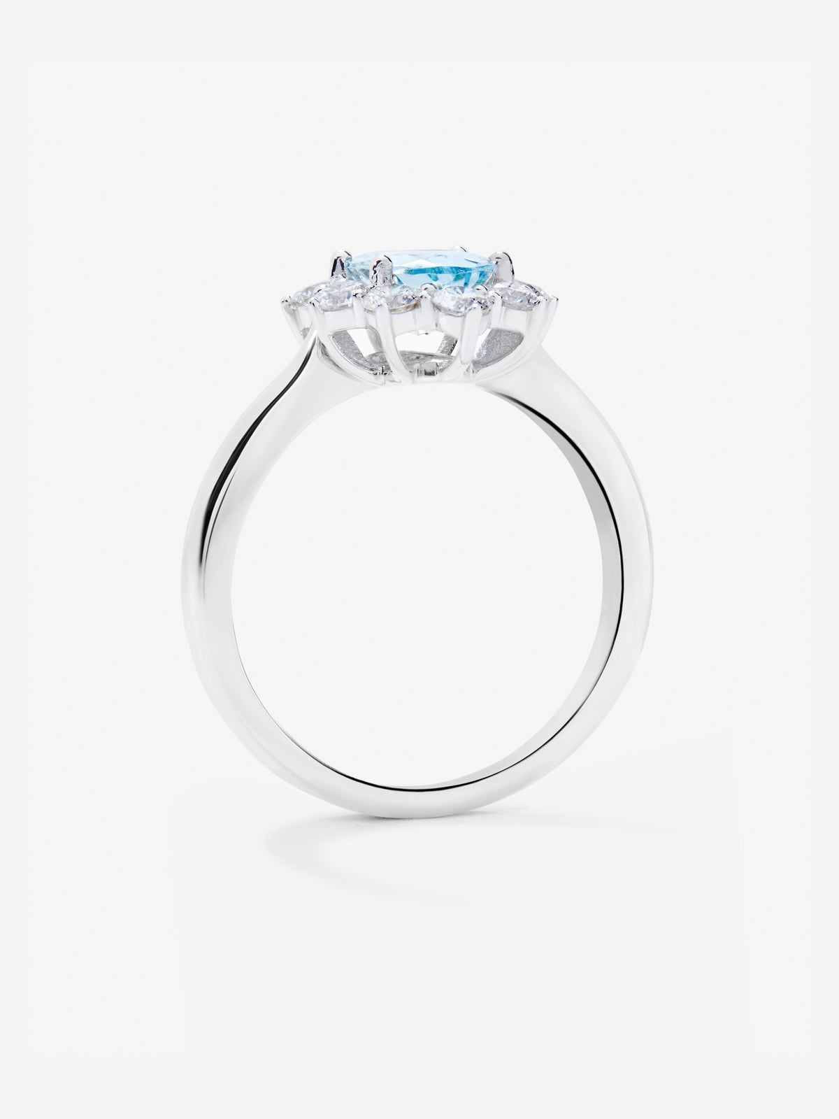 Anillo de oro blanco de 18K con aguamarina 1,1 cts y 16 diamantes en talla brillante con un total de 0,45 cts