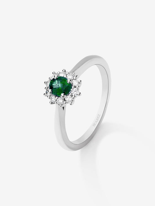 Anillo de oro blanco de 18K con esmeralda verde en talla oval de 0,84 cts y diamantes en talla brillante con un total de 0,44 cts