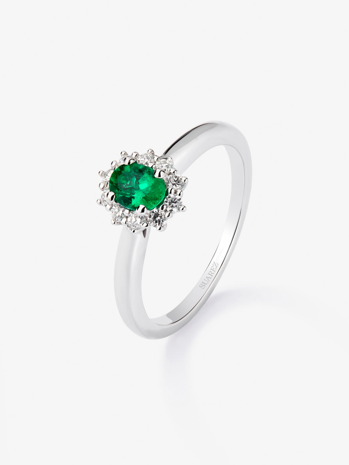 Anillo de oro blanco de 18K con esmeralda verde en talla oval de 0,428 cts y diamantes en talla brillante con un total de 0,241 cts