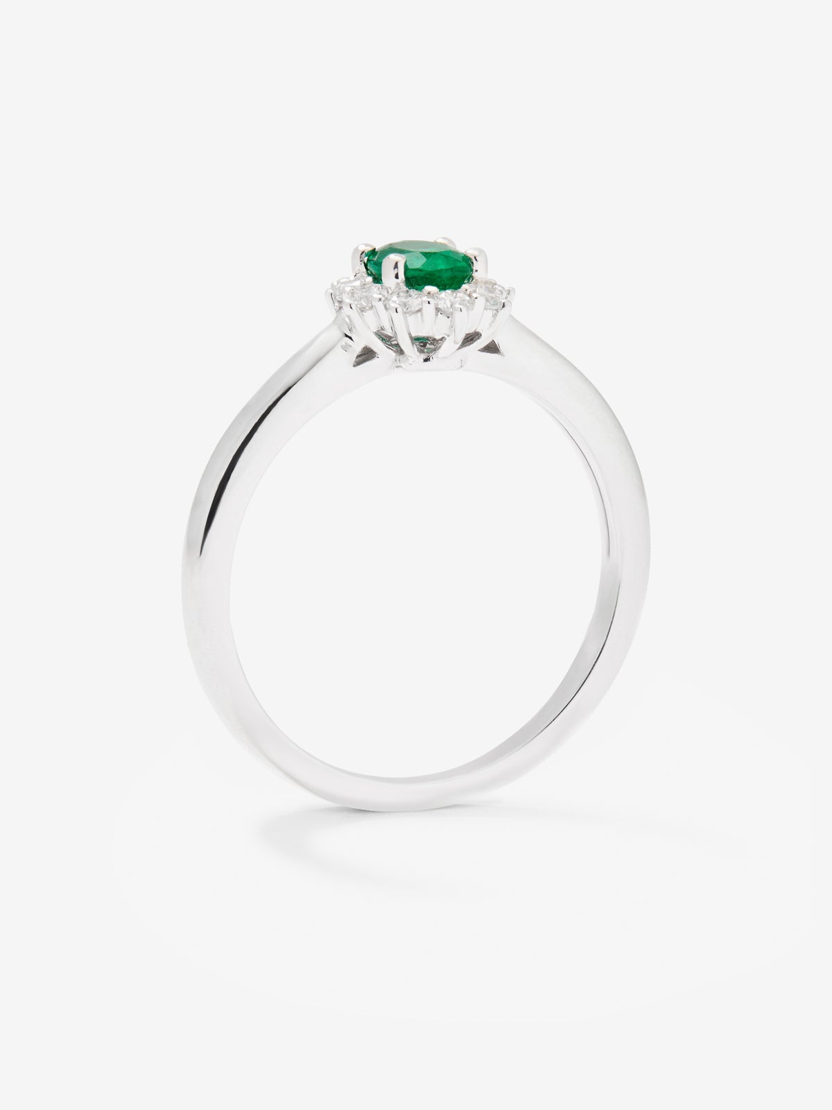 Anillo de oro blanco de 18K con esmeralda verde en talla oval de 0,84 cts y diamantes en talla brillante con un total de 0,44 cts
