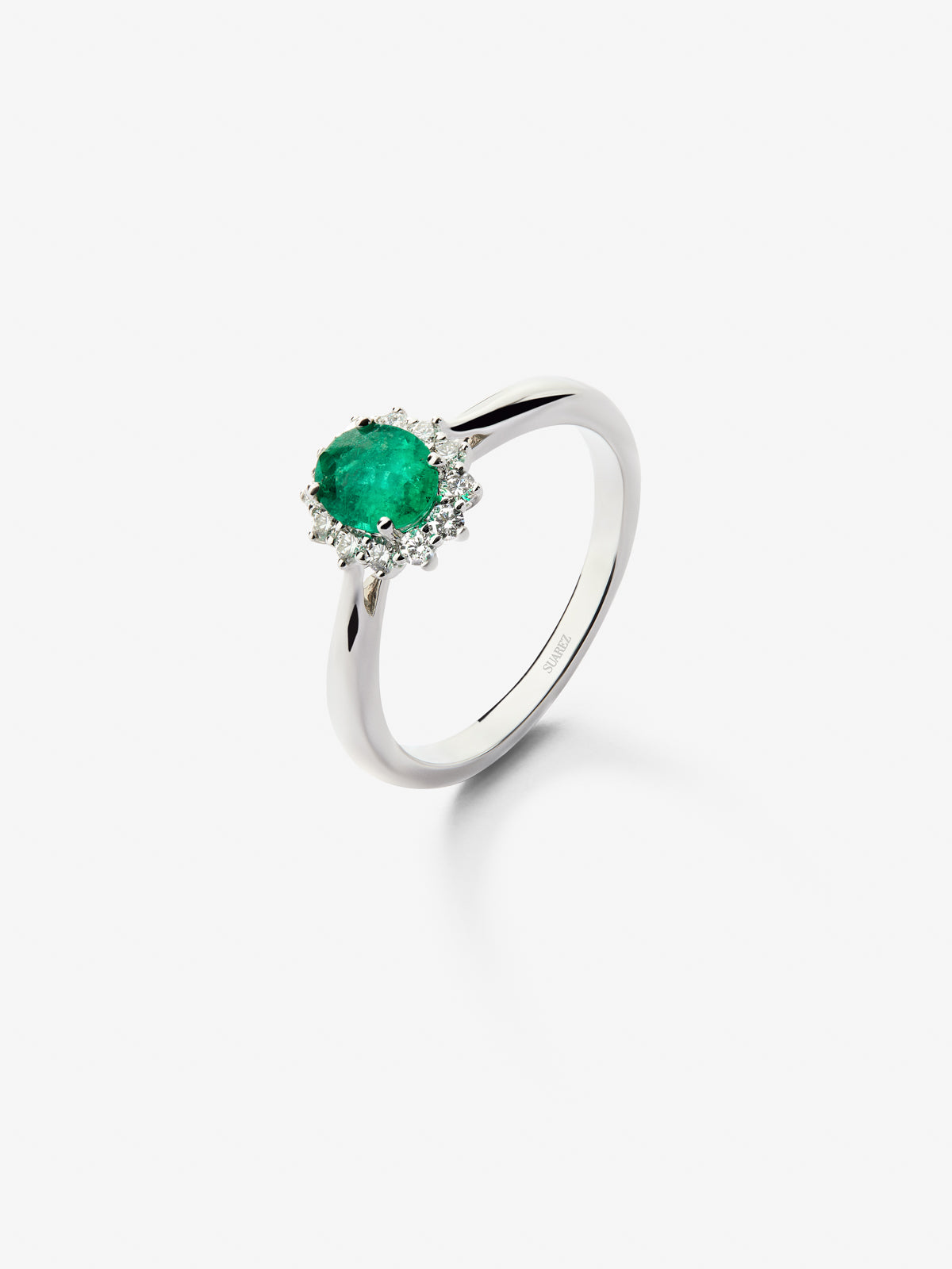 Anillo de oro blanco de 18K con esmeralda verde en talla oval de 0,45 cts y diamantes en talla brillante con un total de 0,12 cts