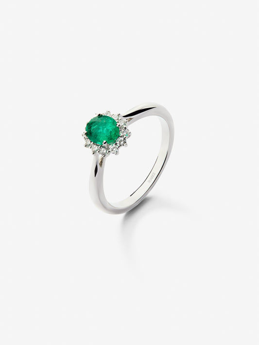 Anillo de oro blanco de 18K con esmeralda verde en talla oval de 0,45 cts y diamantes en talla brillante con un total de 0,12 cts