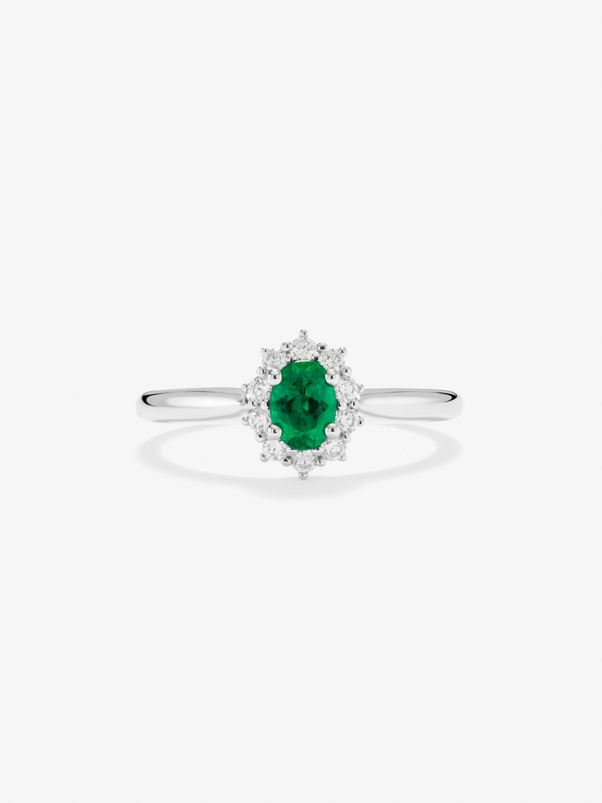 Anillo de oro blanco de 18K con esmeralda verde en talla oval de 0,45 cts y diamantes en talla brillante con un total de 0,12 cts