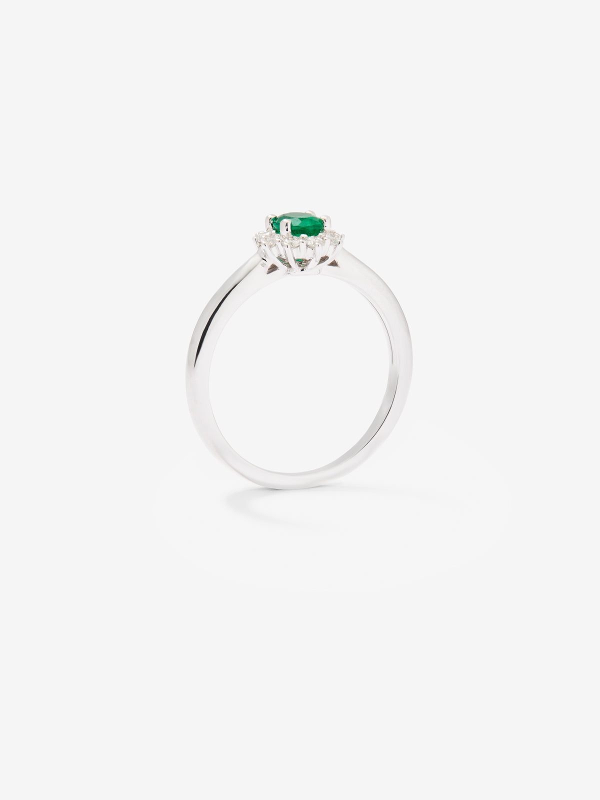 Anillo de oro blanco de 18K con esmeralda verde en talla oval de 0,45 cts y diamantes en talla brillante con un total de 0,12 cts