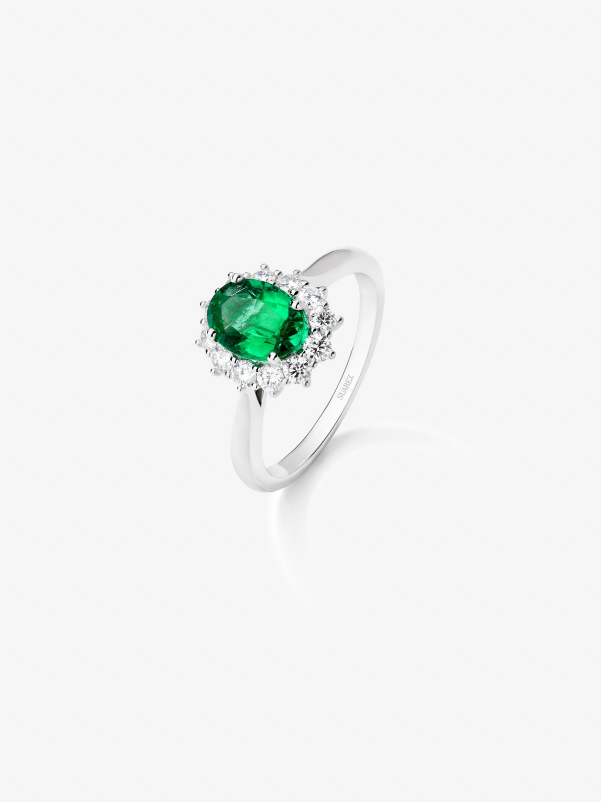 Anillo de oro blanco de 18K con esmeralda verde en talla oval de 1,21 cts y 12 diamantes en talla brillante con un total de 0,45 cts