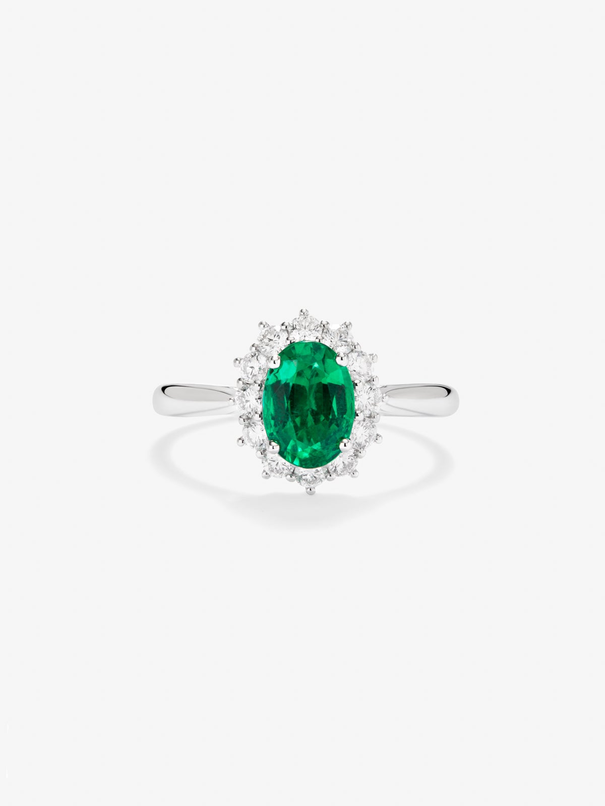 Anillo de oro blanco de 18K con esmeralda verde en talla oval de 1,21 cts y 12 diamantes en talla brillante con un total de 0,45 cts
