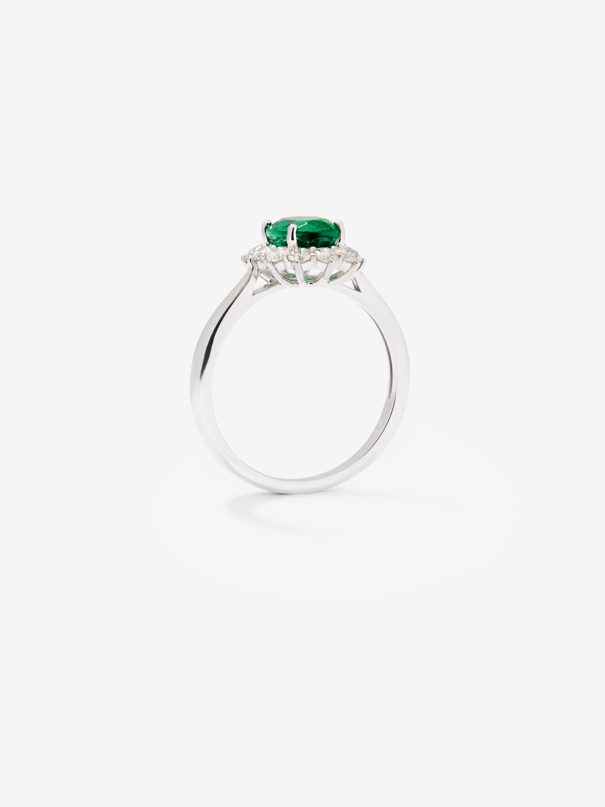 Anillo de oro blanco de 18K con esmeralda verde en talla oval de 1,21 cts y 12 diamantes en talla brillante con un total de 0,45 cts