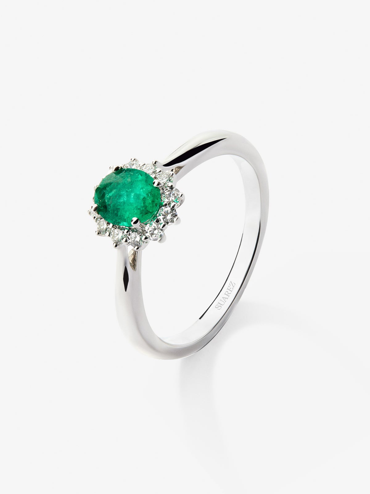 Anillo de oro blanco de 18K con esmeralda verde en talla oval de 0,20 cts y  diamantes en talla brillante con un total de 0,12 cts