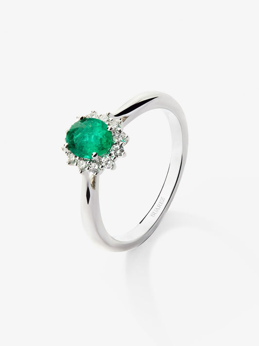 Anillo de oro blanco de 18K con esmeralda verde en talla oval de 0,20 cts y  diamantes en talla brillante con un total de 0,12 cts