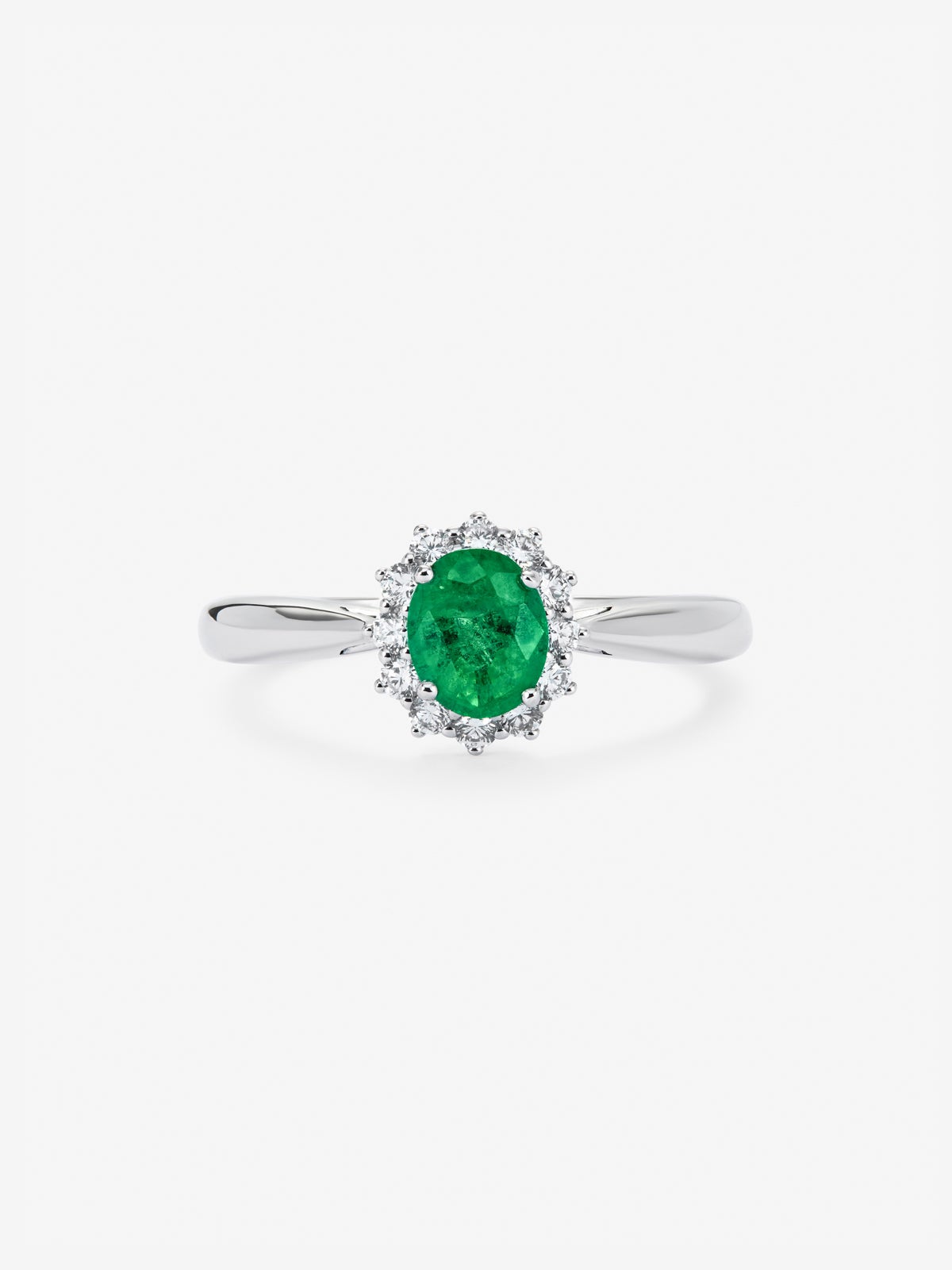 Anillo de oro blanco de 18K con esmeralda verde en talla oval de 0,20 cts y  diamantes en talla brillante con un total de 0,12 cts