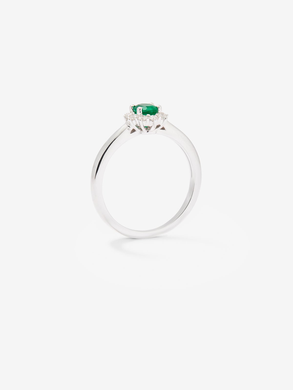 Anillo de oro blanco de 18K con esmeralda verde en talla oval de 0,50 cts y diamantes en talla brillante