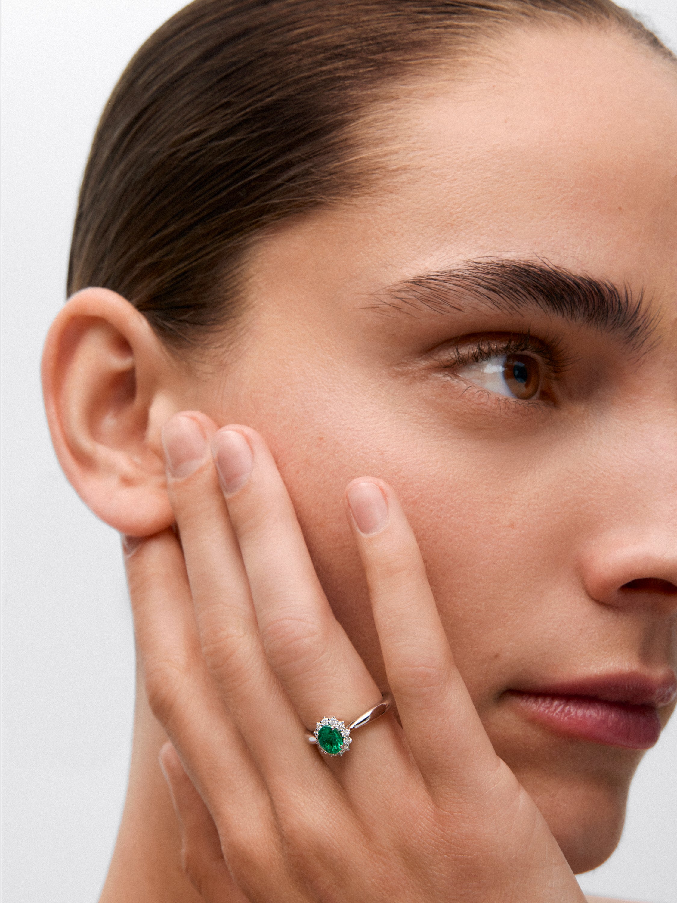Anillo de oro blanco de 18K con esmeralda verde en talla oval de 0,5 cts y diamantes en talla brillante con un total de 0,21 cts