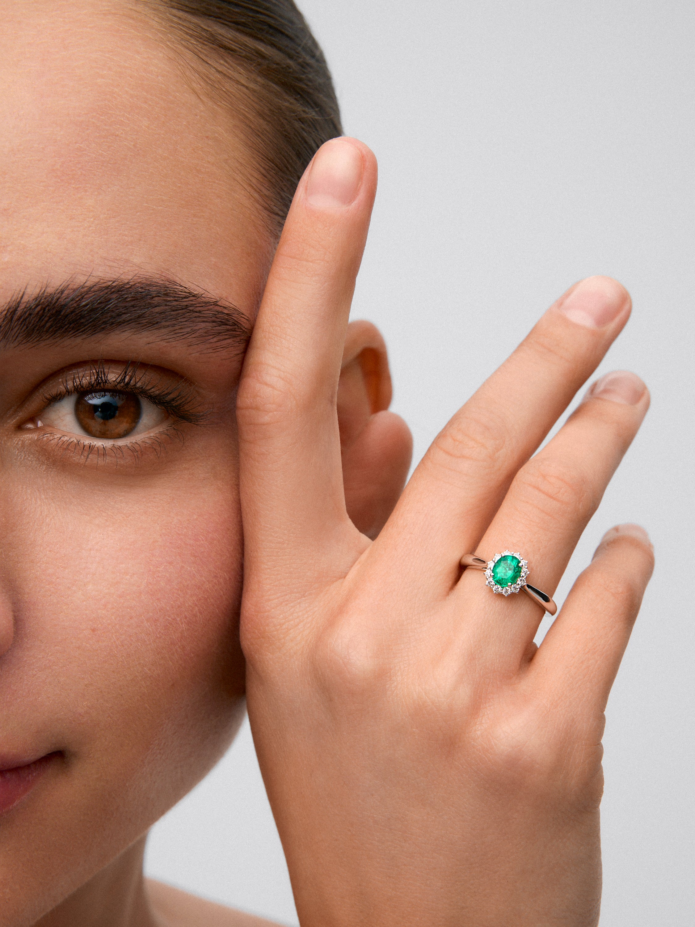 Anillo de oro blanco 18K con esmeralda de 0,5 cts