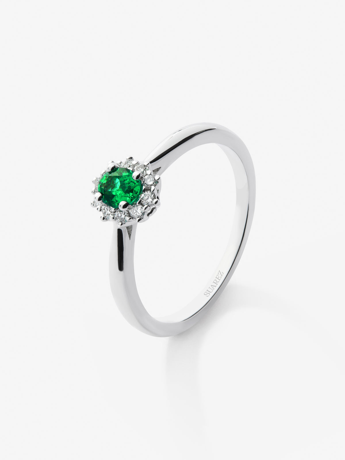Anillo de oro blanco de 18K con esmeralda verde en talla oval de 0,74 cts y 12 diamantes en talla brillante con un total de 0,25 cts