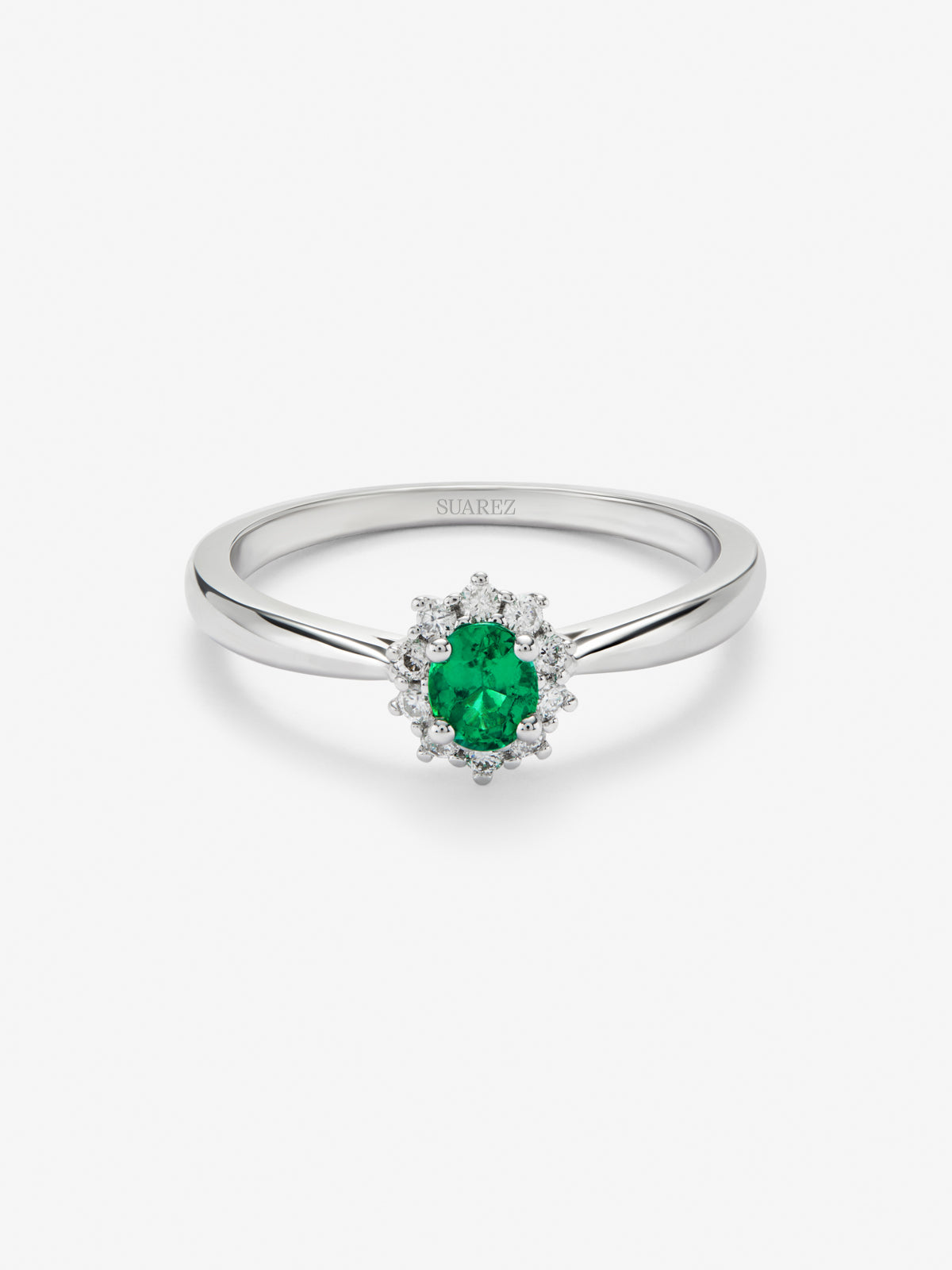 Anillo de oro blanco de 18K con esmeralda verde en talla oval de 0,74 cts y 12 diamantes en talla brillante con un total de 0,25 cts