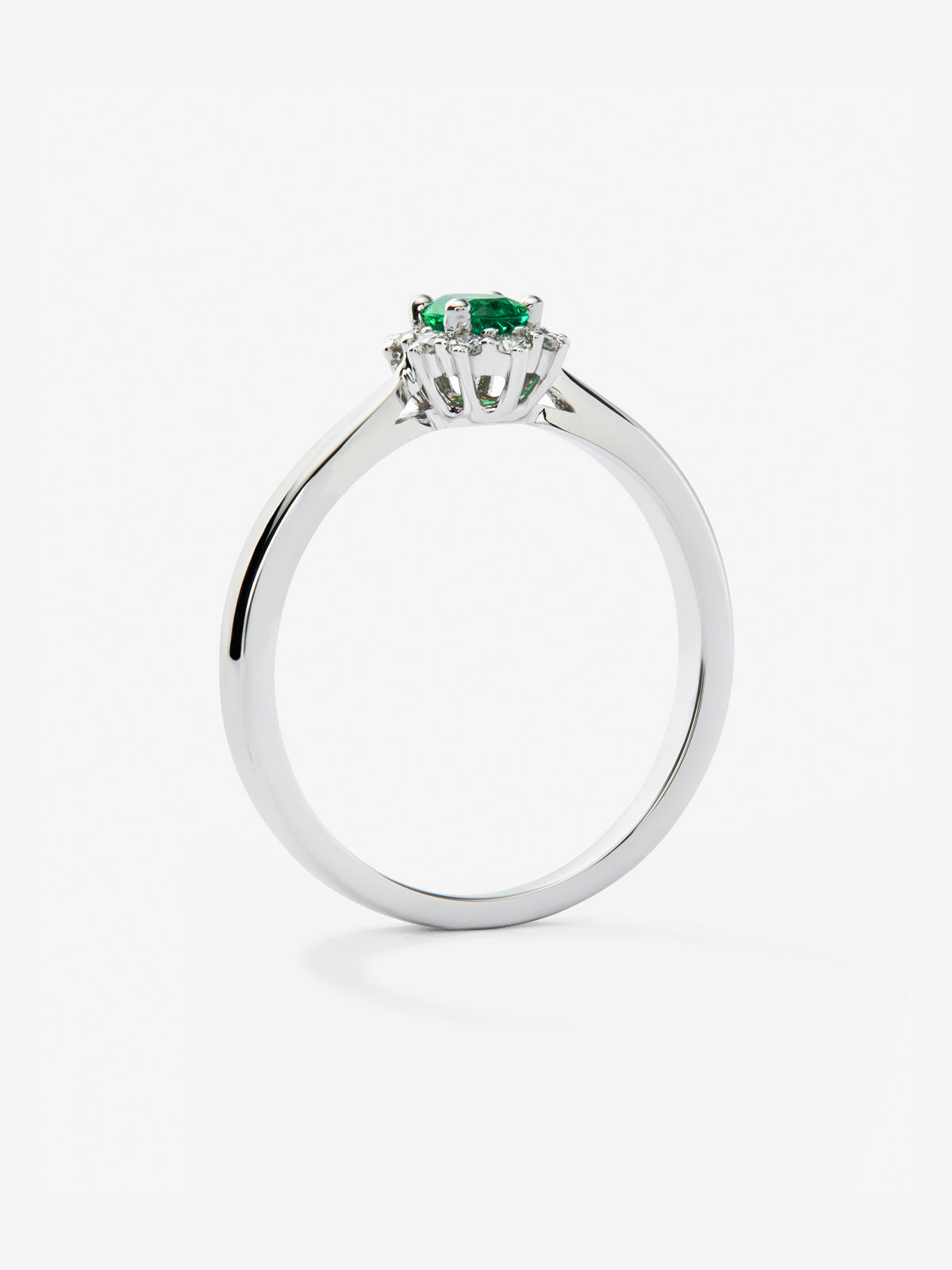 Anillo de oro blanco de 18K con esmeralda verde en talla oval de 0,74 cts y 12 diamantes en talla brillante con un total de 0,25 cts