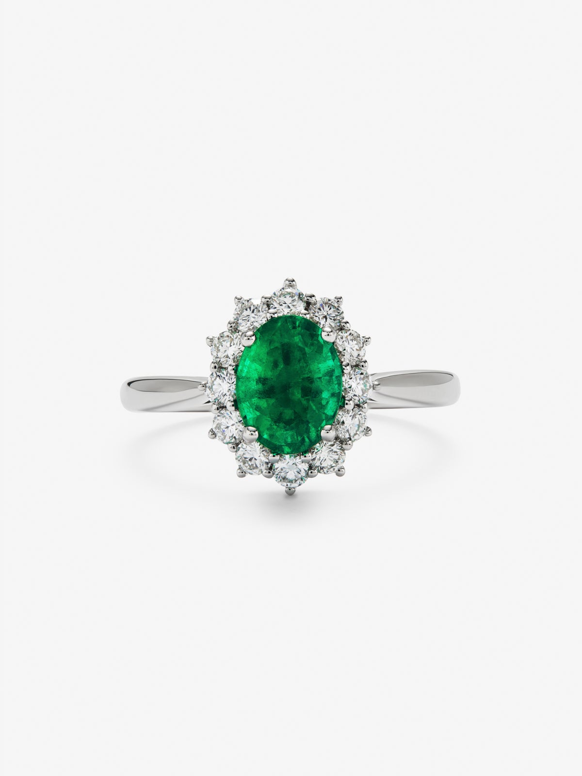 Anillo de oro blanco de 18K con esmeralda verde vivid en talla oval de 1,26 cts y 12 diamantes en talla brillante con un total de 0,45 cts