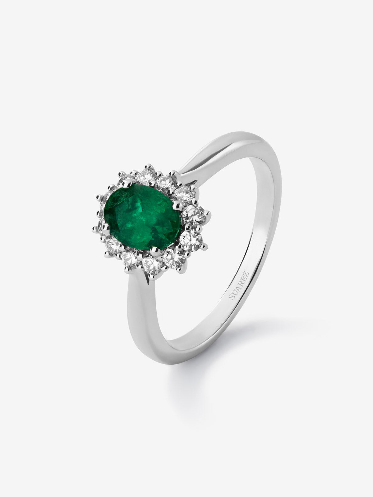 Anillo de oro blanco de 18K con esmeralda central en talla oval de 0,78 cts y orla de diamantes en talla brillante con un total de 0,42 cts